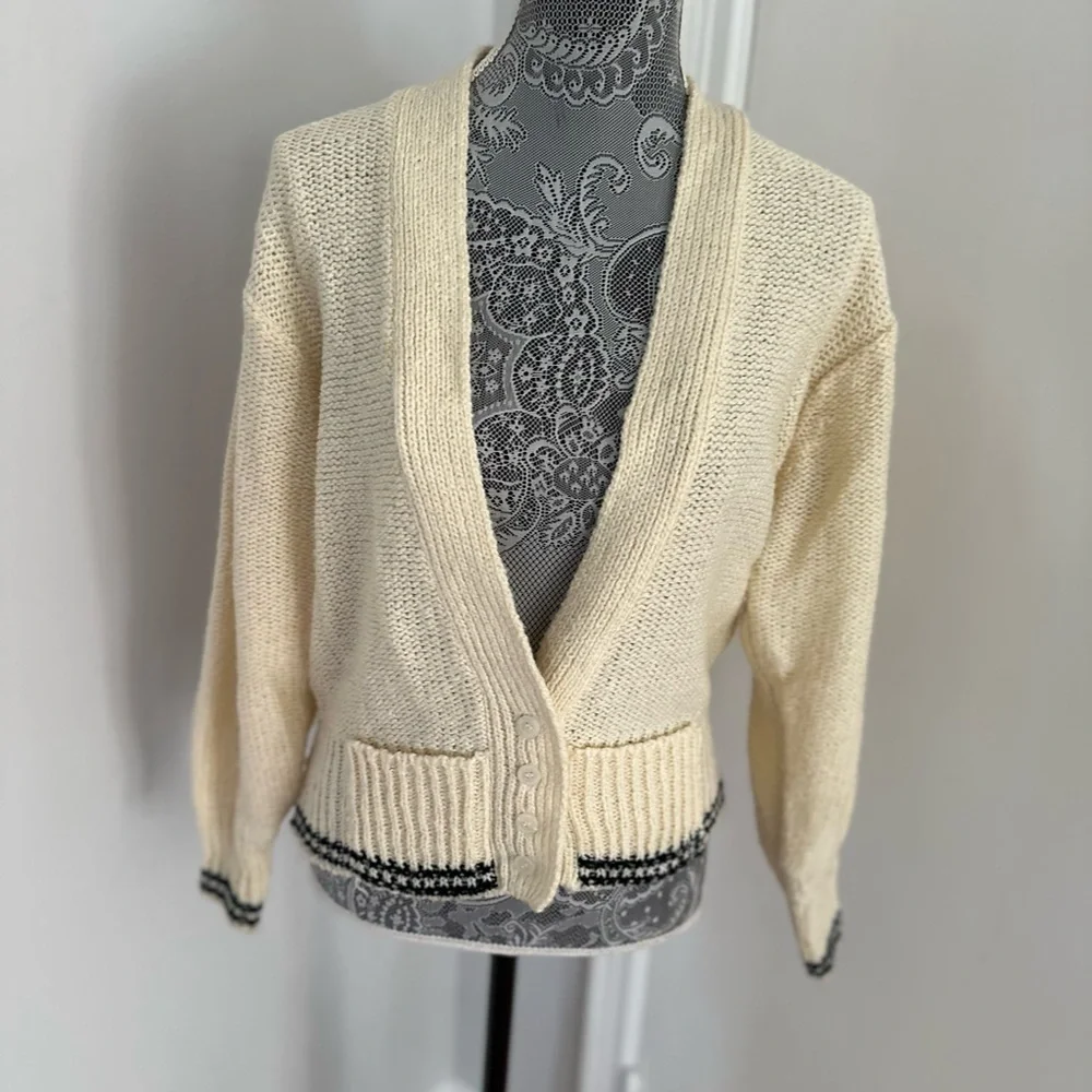 Vintage 80s Scenario Sz: L cream V-neck button-front knit cardigan Pockets.